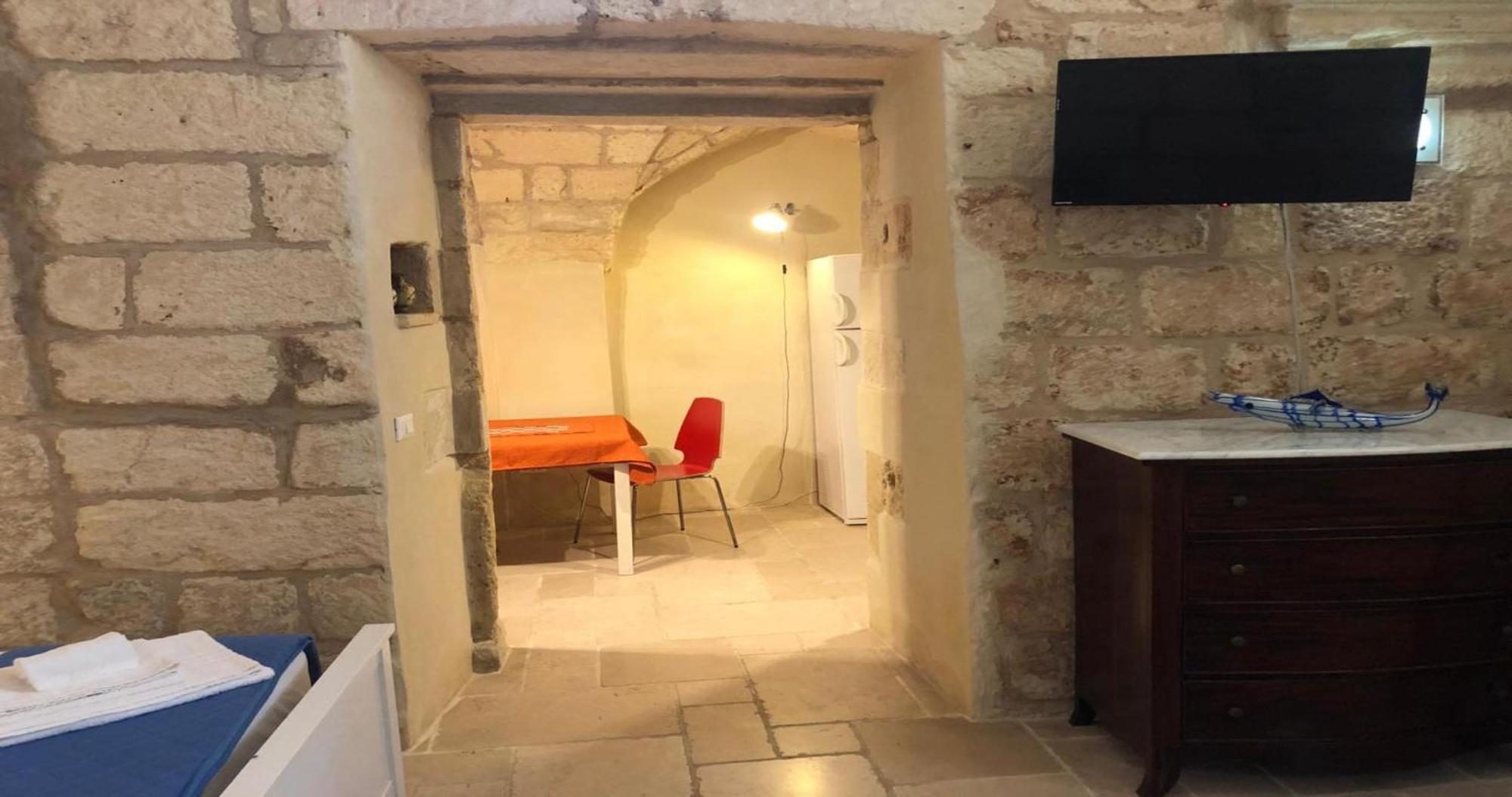 Odegos Monolocali Vico Sant'Antonio Villa Carpignano Salentino Luaran gambar