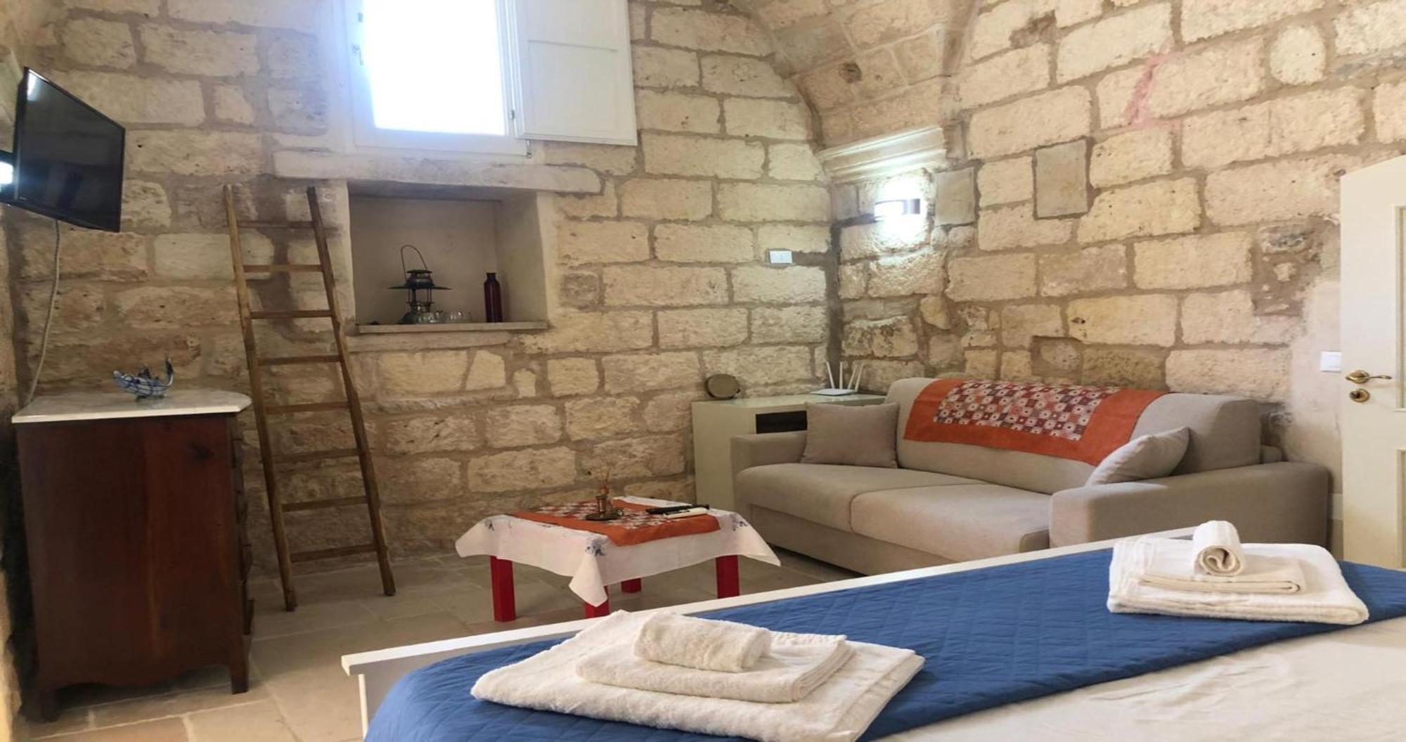 Odegos Monolocali Vico Sant'Antonio Villa Carpignano Salentino Luaran gambar