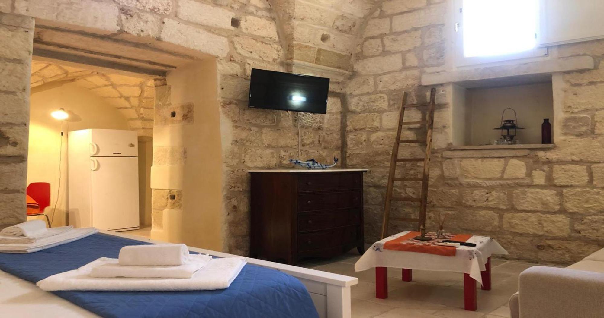 Odegos Monolocali Vico Sant'Antonio Villa Carpignano Salentino Luaran gambar